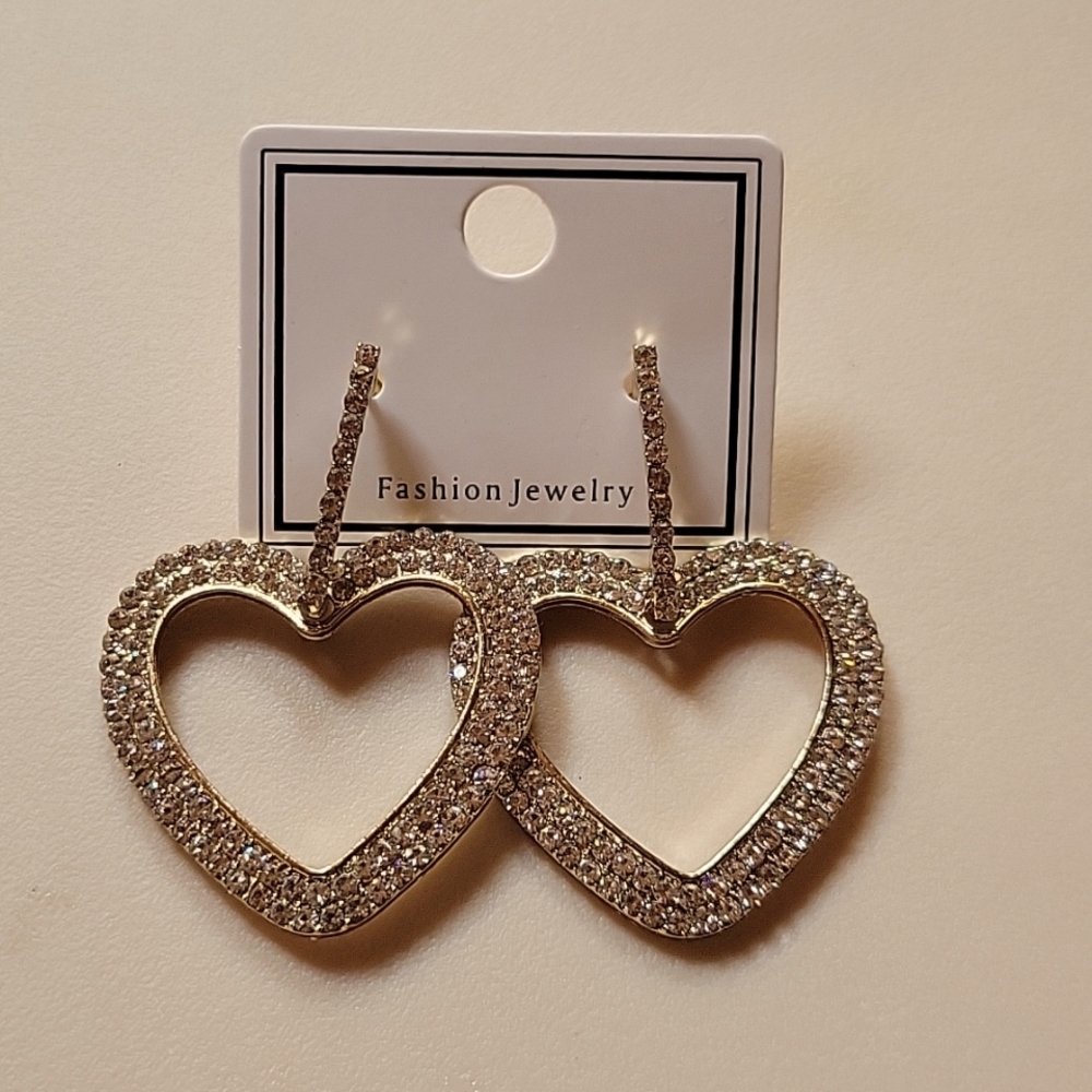 GOLDTONE NWT RHINESTONE HEART SHAPED  EARRINGS